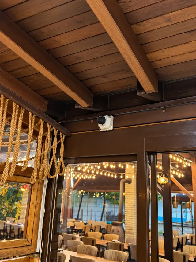 Bahçe restoranı, Ahşap tavan montajı (BDE Güvenlik, Bursa)