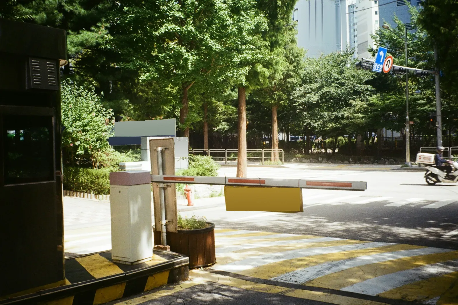 Site girişinde otomatik bariyer, plaka tanıma kamerası, güvenlik kulübesinde kumanda ve kamera