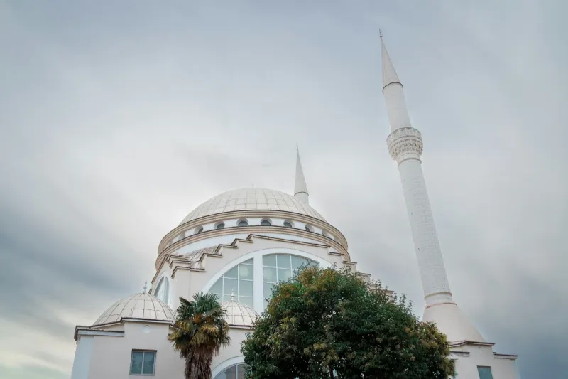 Telefon kilit ekranında cami görüntüsü
