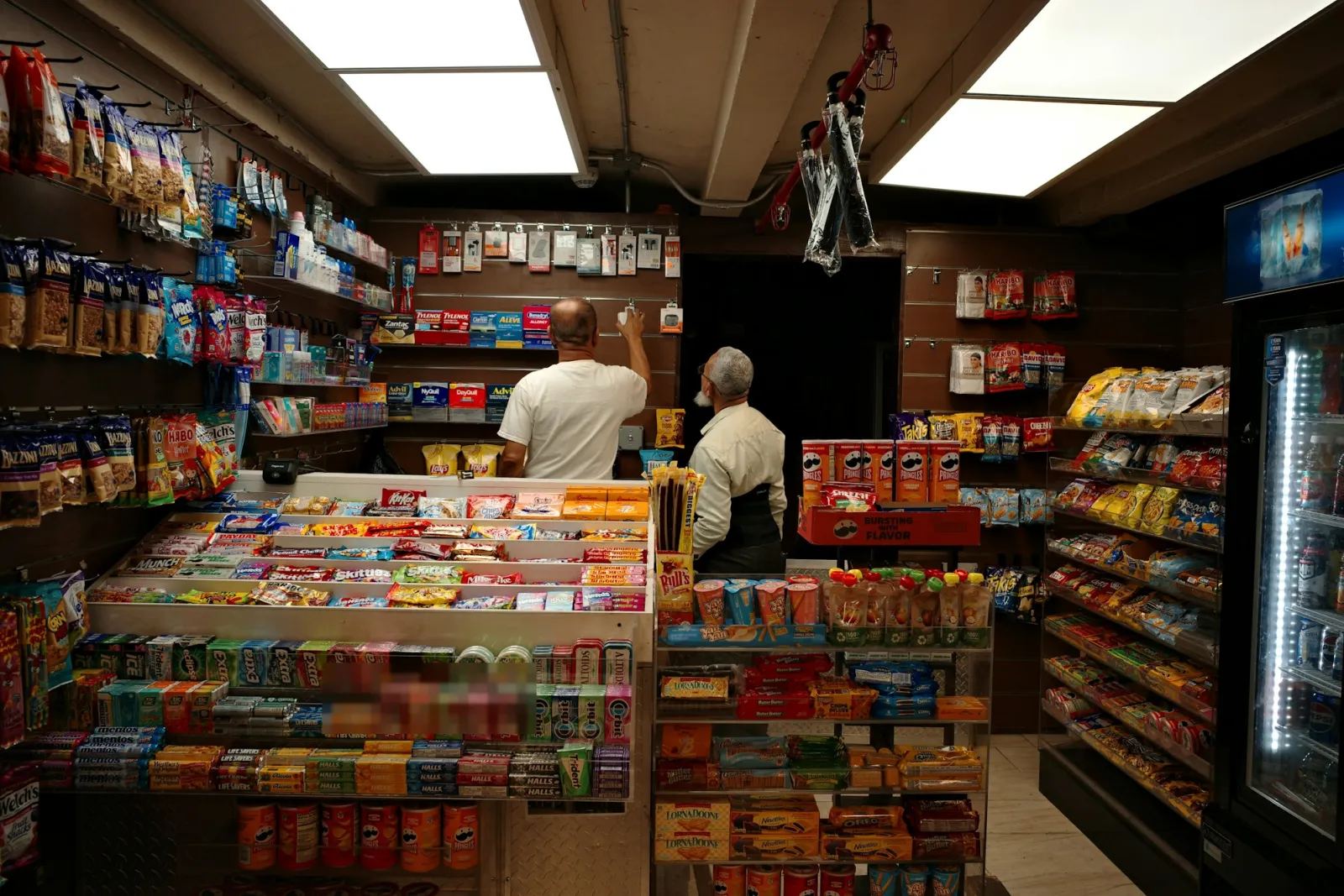 Market içinde tavan kameraları ve hareket dedektörü yerleşimi