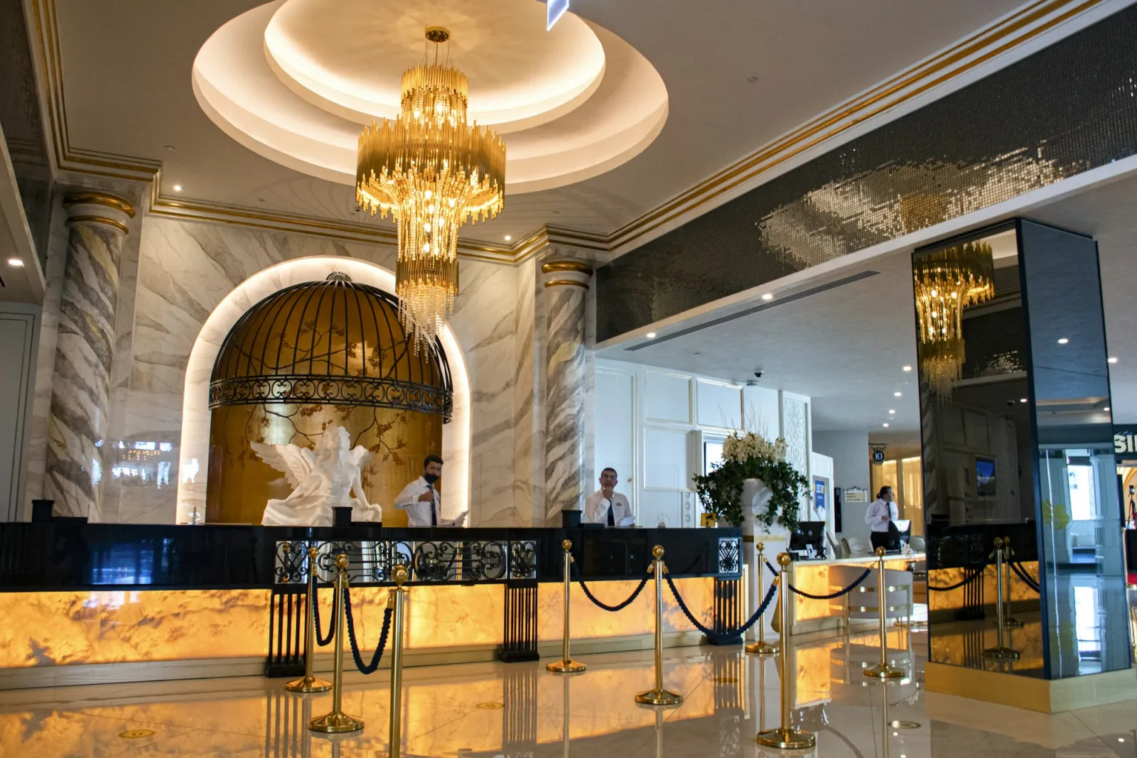 Otel lobisinde tavan kameraları, duman dedektörü, acil anons hoparlörü ve yangın ihbar butonu