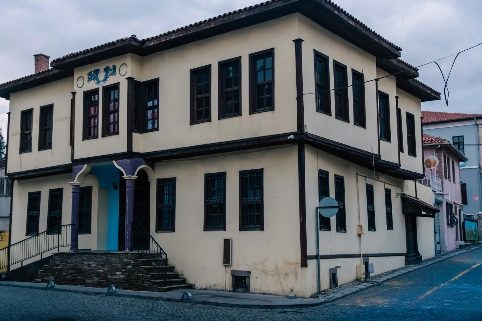 Pansiyon binasının köşelerinde dış kamera, girişte görüntülü kapı paneli, siren ve dış ortam dedektörü