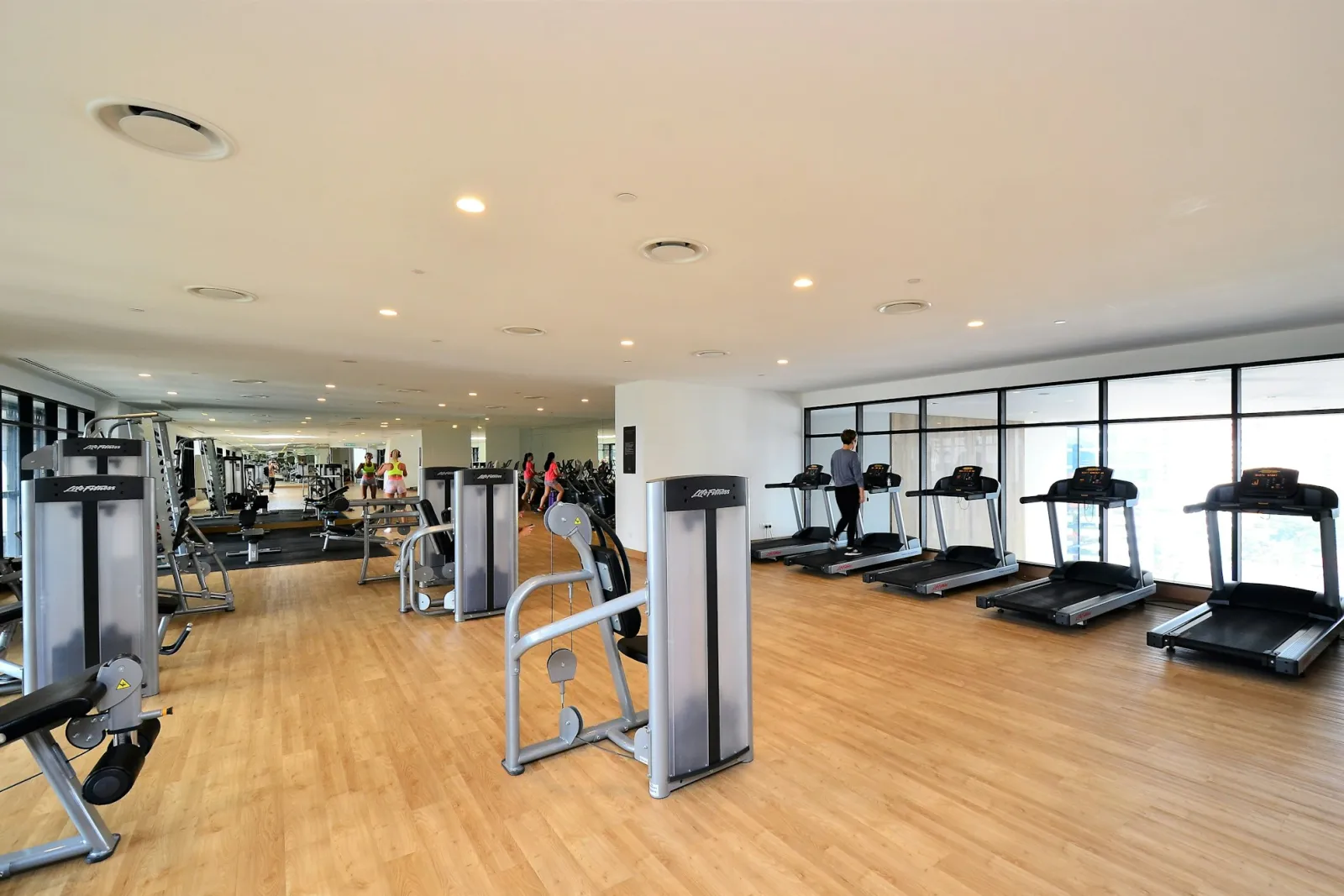 Spor salonunun çalışma alanında tavan kameraları, duman dedektörü, anons hoparlörü ve hareket dedektörü